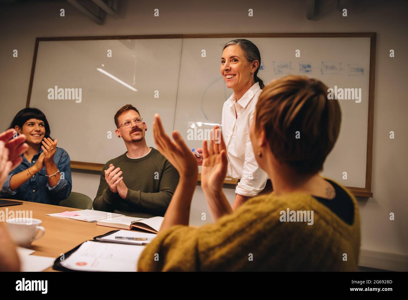 l'équipe commerciale apprécie les efforts de ses collègues lors de la réunion. femme d'affaires obtenant des applaudissements de collègues dans la réunion de conseil d'administration. Banque D'Images