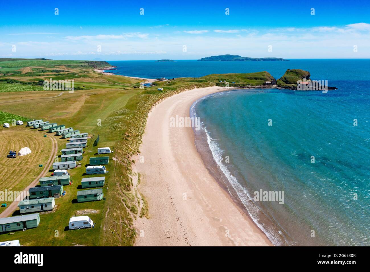 Vue aérienne depuis le drone de Dunaverty Bay Beach sur la péninsule de Kintyre, Southend, Argyll et Bute, Écosse, Royaume-Uni Banque D'Images