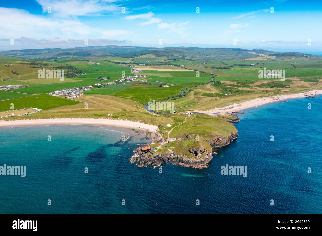 Vue aérienne de drone de Dunaverty Rock sur Dunaverty Bay Beach sur la péninsule de Kintyre, Southend, Argyll et Bute, Écosse, Royaume-Uni Banque D'Images