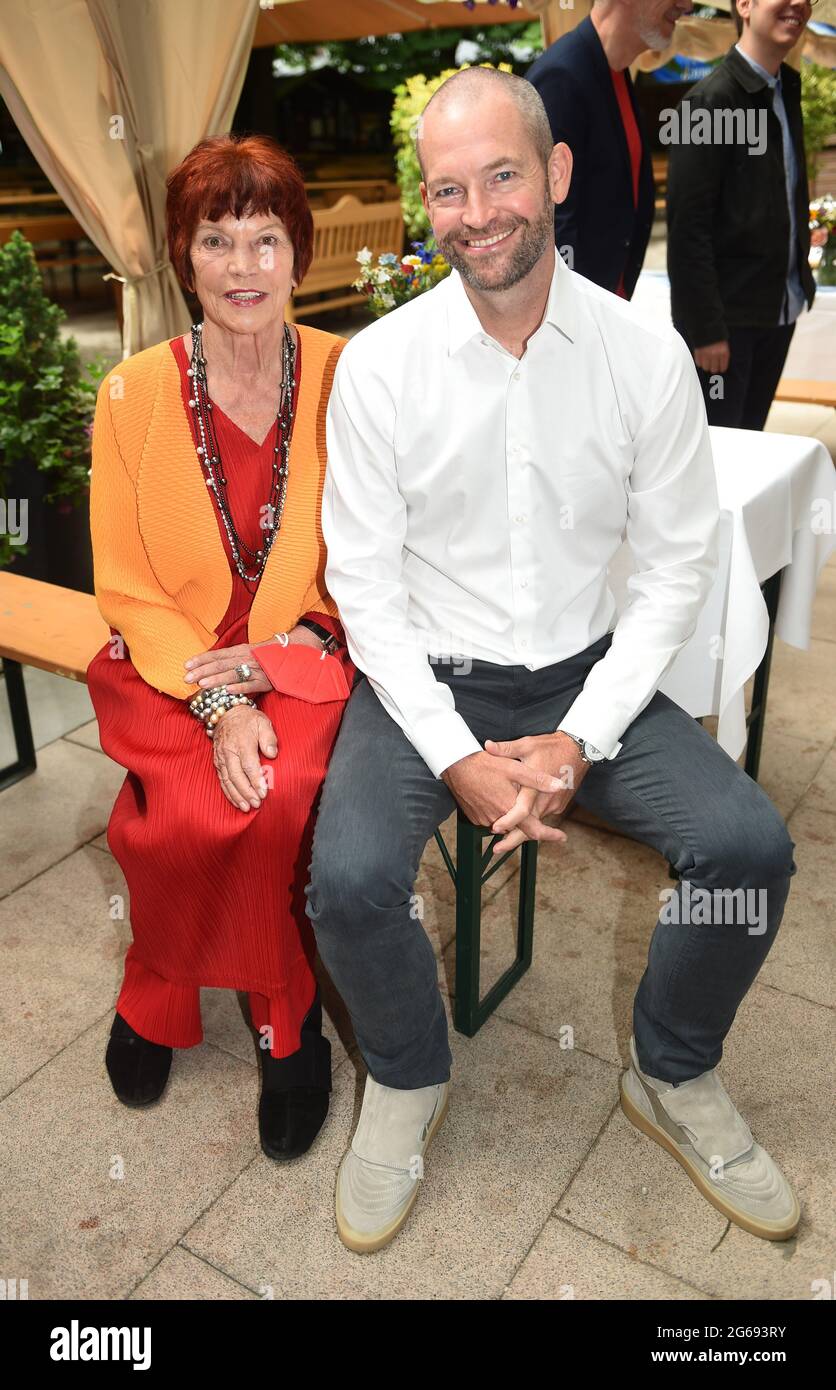 Munich, Allemagne. 04e juillet 2021. Regina Ziegler, (l) producteur de film Ziegler film et James Farrell, VP local Originals montrent au petit déjeuner de presse d'Amazon Studios au International Filmfest Munich dans le café en plein air de la Hofbräukeller à Wiener Platz. Filmfest München aura lieu dans la capitale de l'État de 1.7.2021 à 10.7.2021. Credit: Felix Hörhager/dpa/Alay Live News Banque D'Images