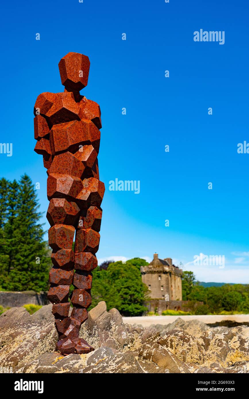 La sculpture de Gormley Land donne sur le Kilbannan Sound jusqu'à Arran depuis les rochers situés sous le château de Saddell dans la péninsule de Kintyre, Argyll et Bute, Scotlan Banque D'Images
