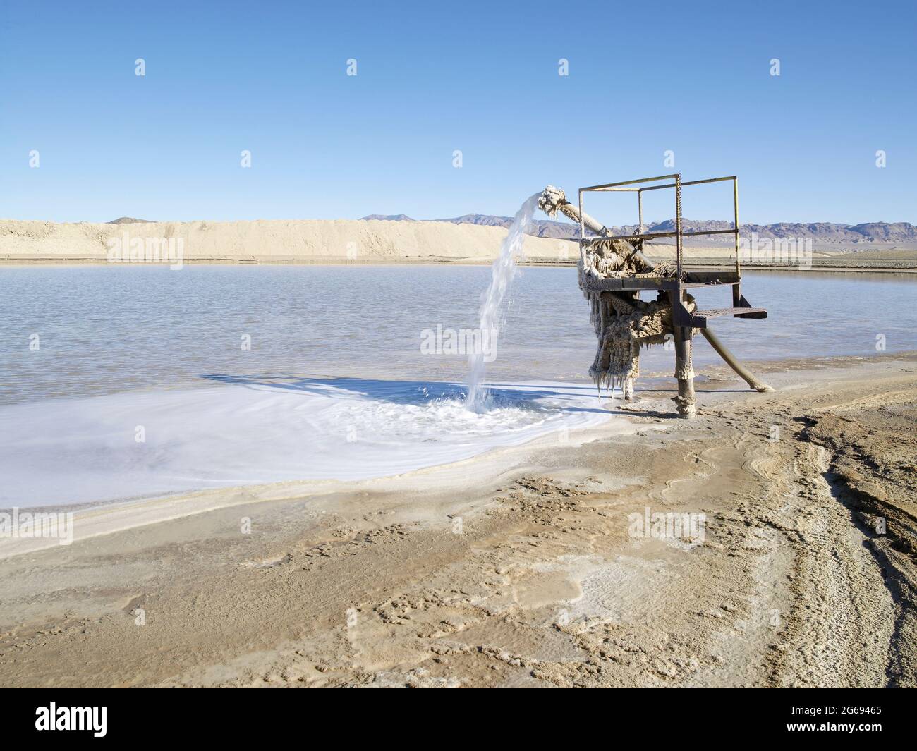 Bassin d'évaporation au lithium avec pompe, Silver Peak, Nevada, États-Unis Banque D'Images