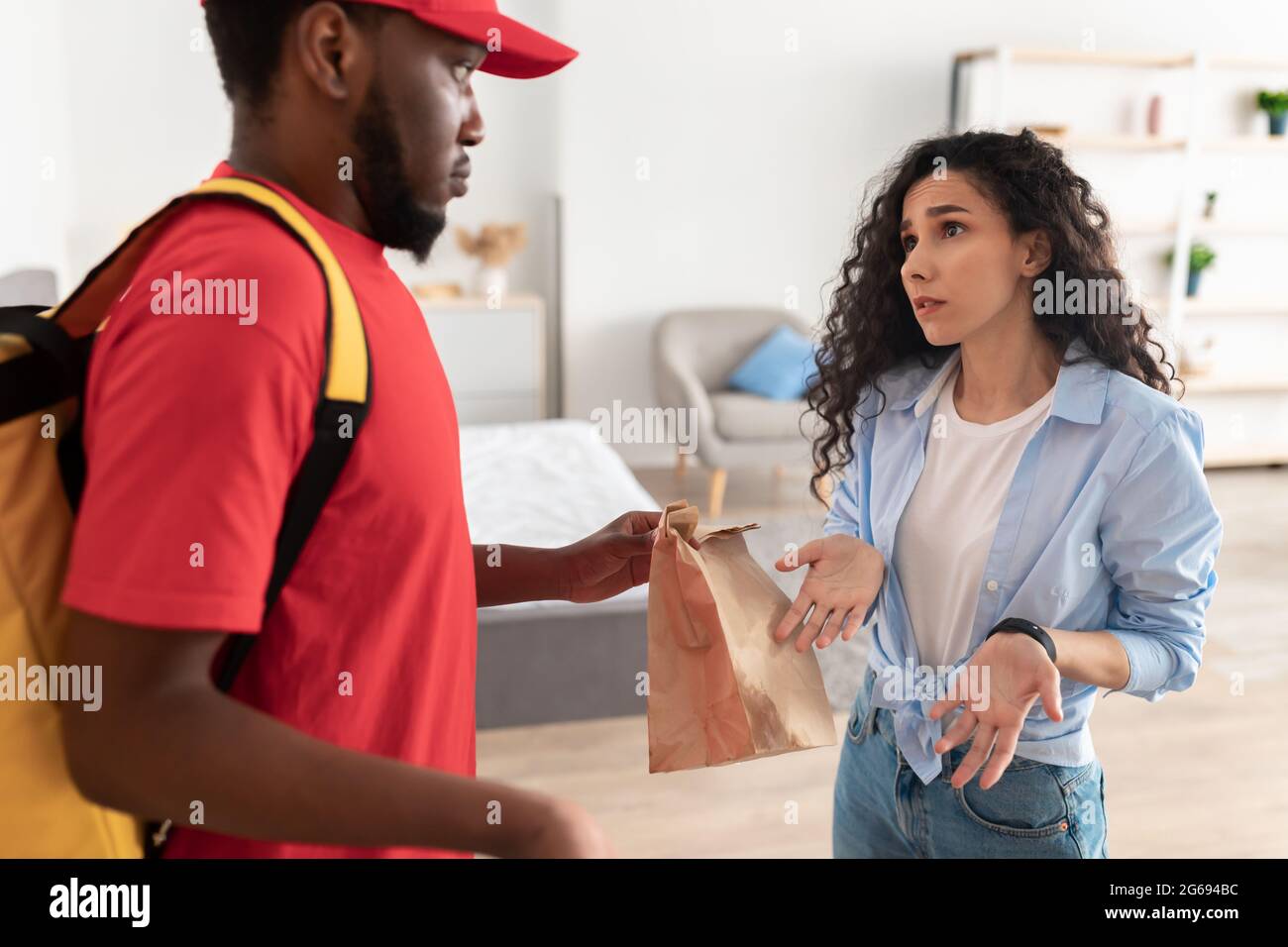 Portrait d'une femme confuse mécontent de l'erreur de livraison de nourriture Banque D'Images