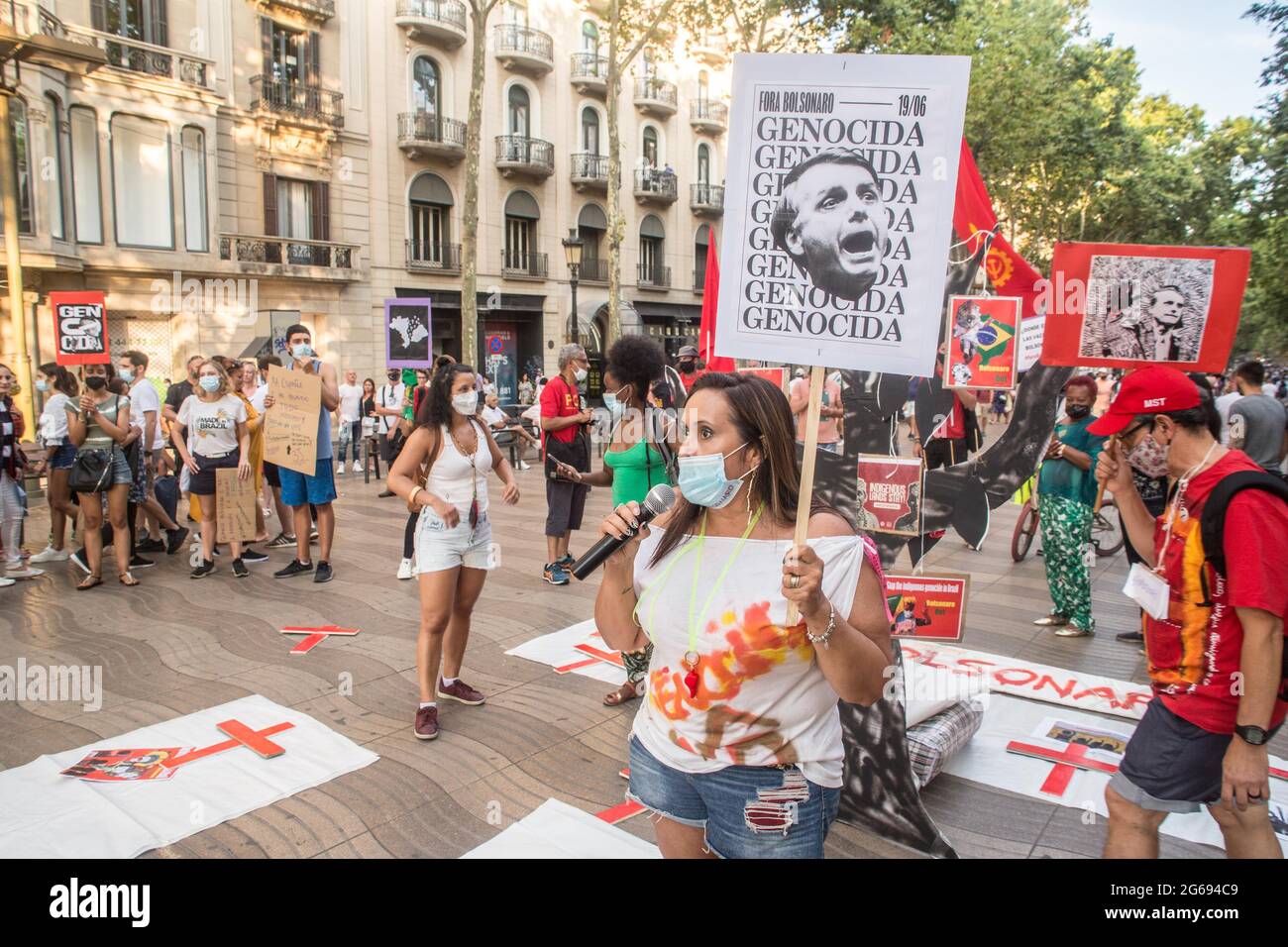 Barcelone, Catalogne, Espagne. 3 juillet 2021. Le manifestant est vu parler en microphone.le samedi 3 juillet, jour marqué par des manifestations dans les principales villes du Brésil contre le président brésilien, Jair Bolsonaro. Les Brésiliens situés à Barcelone ont organisé une manifestation sur les Ramblas de Barcelone pour se joindre aux manifestations de leur pays natal Credit: Thiago Prudencio/DAX/ZUMA Wire/Alay Live News Banque D'Images