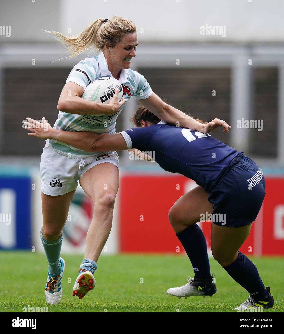 Maggie Simpson de Cambridge (à gauche) et Bianca Coltellini d'Oxford en action lors du match universitaire féminin au stade Mattioli Woods Welford Road, Leicester. Date de la photo: Dimanche 4 juillet 2021. Banque D'Images