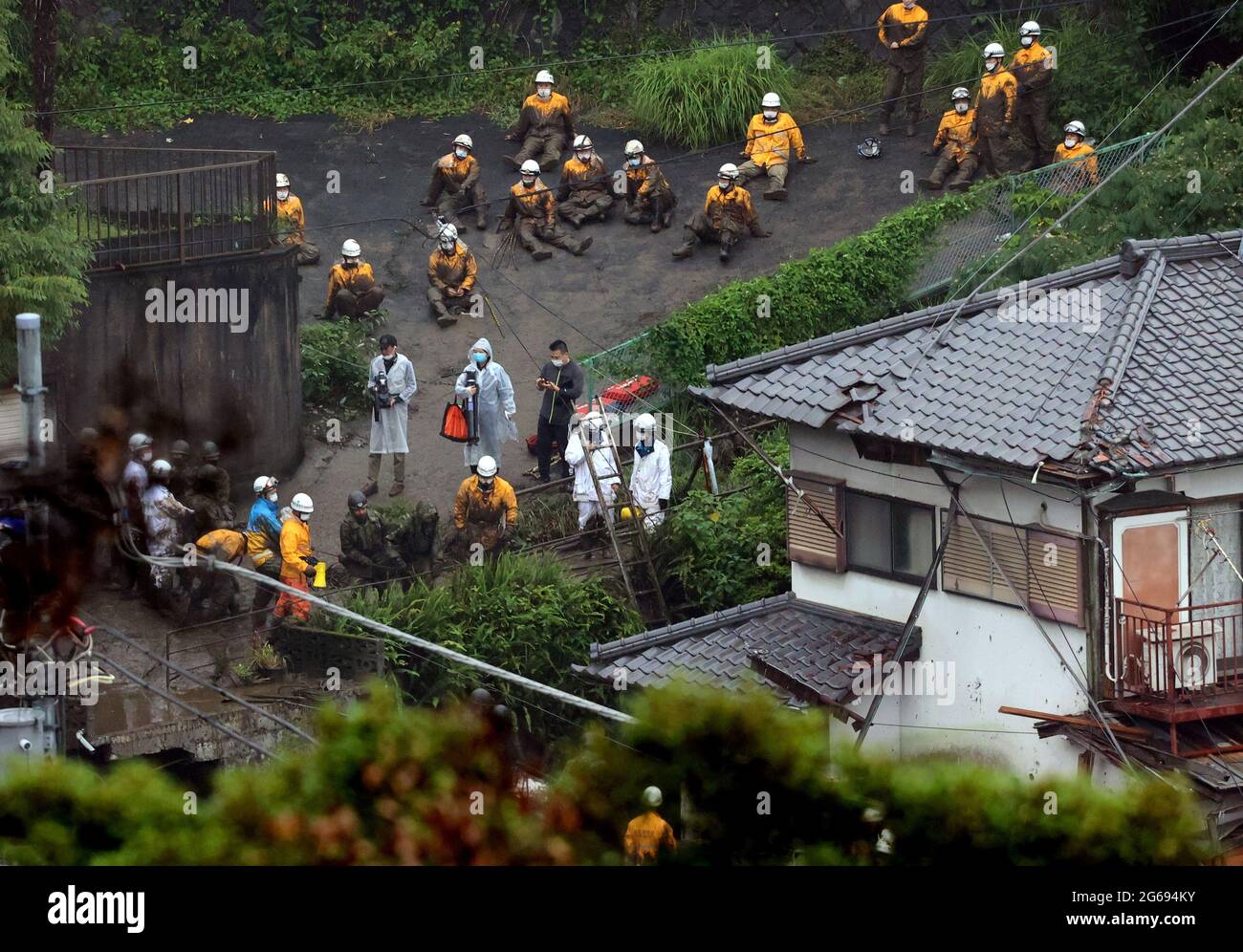 Atami, Japon. 4 juillet 2021. Des secouristes, des policiers et des personnels de l'Armée de l'autodéfense fouillent les personnes disparues sur le site de la mudslide dans la ville d'Atami, dans la préfecture de Shizuoka, à 100 km à l'ouest de Tokyo, le dimanche 4 juillet 2021. Un toboggan a frappé plus de 100 maisons le 3 juillet et a tué 2 personnes dont 20 ont disparu dans une station thermale de la ville d'Atami. Credit: Yoshio Tsunoda/AFLO/Alay Live News Banque D'Images