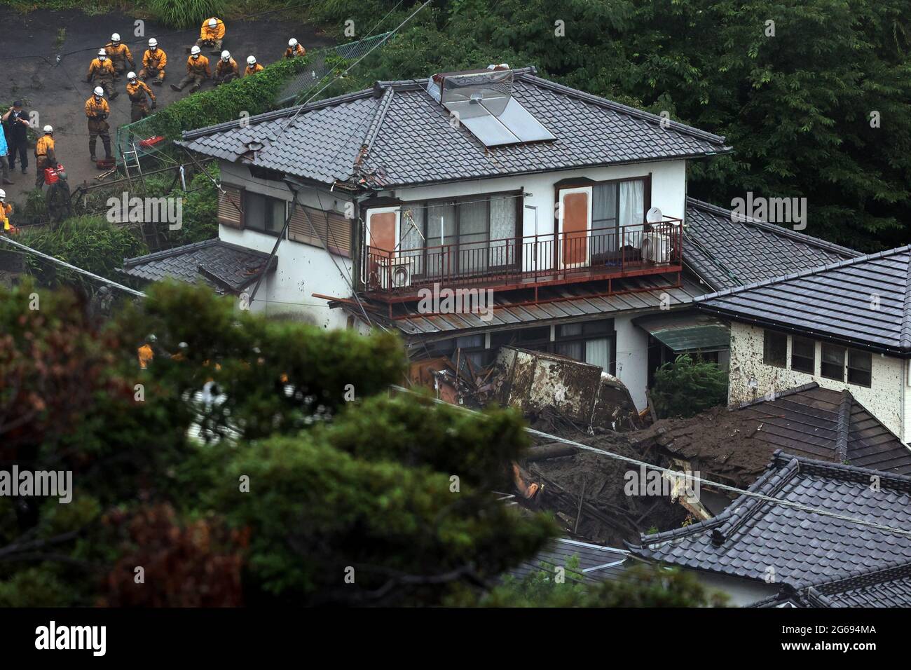 Atami, Japon. 4 juillet 2021. Des secouristes, des policiers et des personnels de l'Armée de l'autodéfense fouillent les personnes disparues sur le site de la mudslide dans la ville d'Atami, dans la préfecture de Shizuoka, à 100 km à l'ouest de Tokyo, le dimanche 4 juillet 2021. Un toboggan a frappé plus de 100 maisons le 3 juillet et a tué 2 personnes dont 20 ont disparu dans une station thermale de la ville d'Atami. Credit: Yoshio Tsunoda/AFLO/Alay Live News Banque D'Images