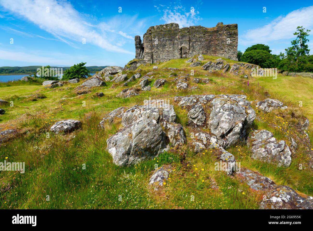 Vue extérieure du château de Sween sur les rives du Loch Sween à Argyll & Bute, Écosse, Royaume-Uni Banque D'Images