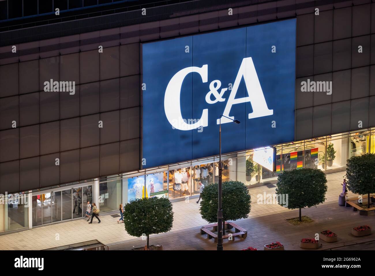 Varsovie, Pologne - 18 juin 2021 : magasin C&A, entreprise de vente au détail de vêtements dans le centre-ville la nuit Banque D'Images