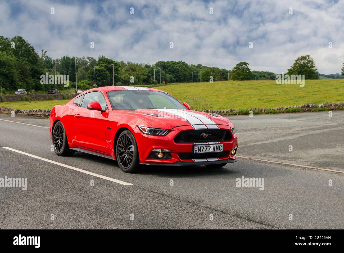 Ford Mustang 2016 rouge 6 vitesses manuelle, muscle car de 4951 cc en route vers Leighton Hall Classic car show de juillet, Carnforth, Lancashire Royaume-Uni Banque D'Images