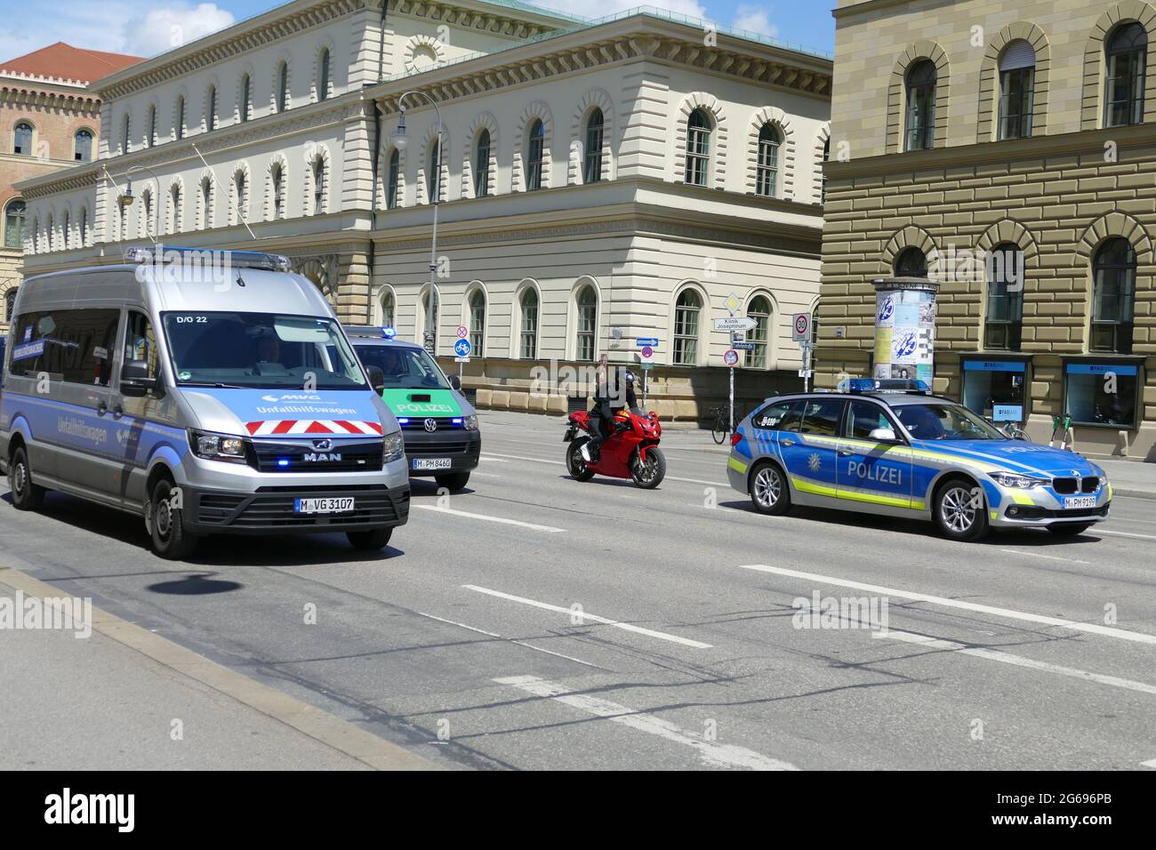 HW car (voiture de service d'urgence technique) et la voiture de police soutiennent un vendredi pour une future démonstration de jeunes. Banque D'Images