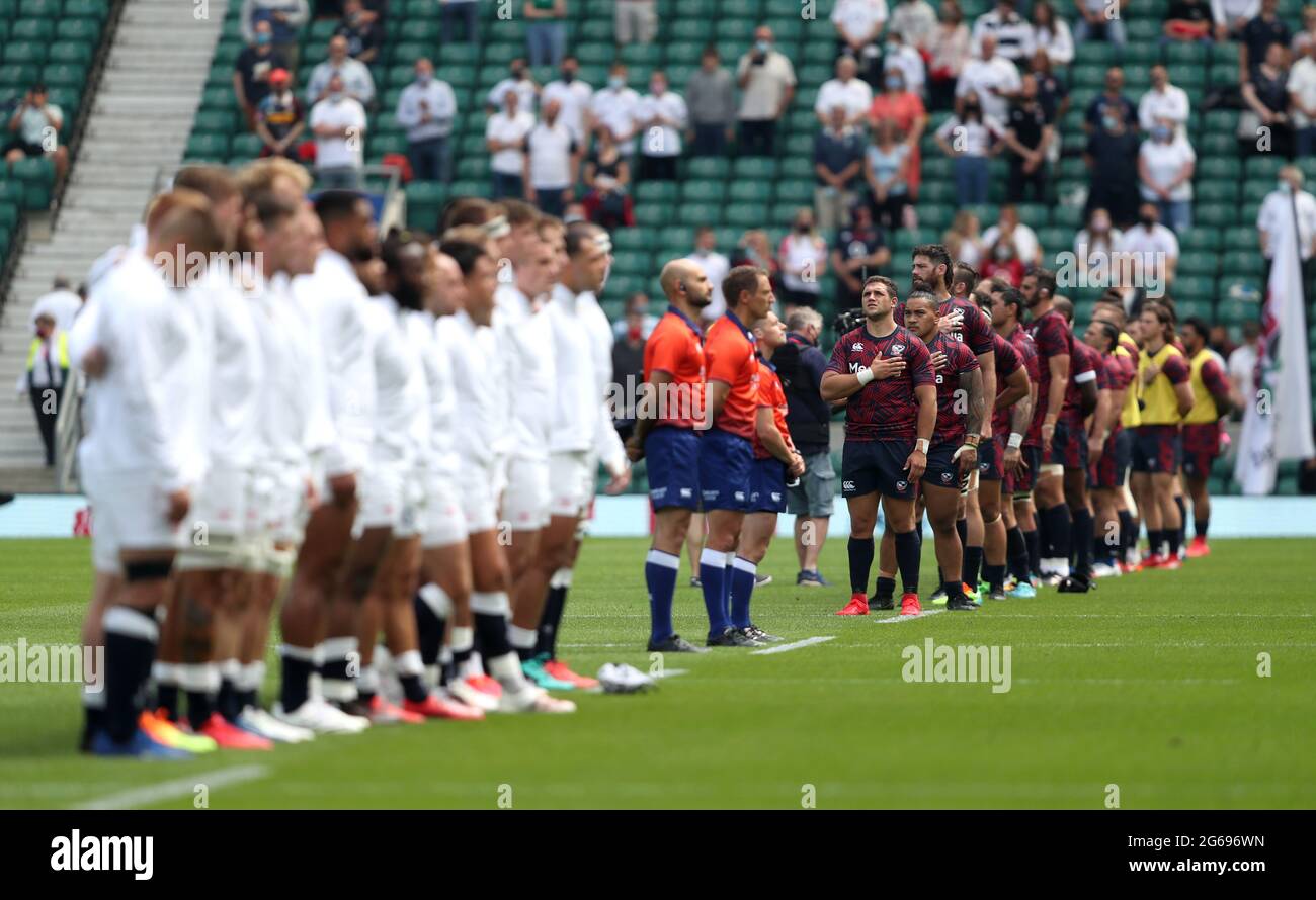 Les États-Unis se tiennent lors de l'hymne national avant le match de la série d'été au stade de Twickenham, à Londres. Date de la photo: Dimanche 4 juillet 2021. Banque D'Images