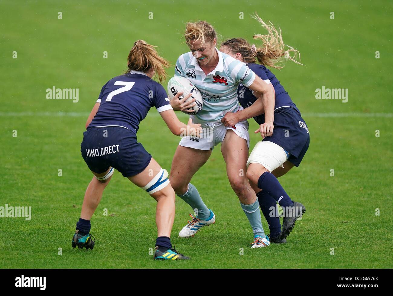 Maggie Simpson (au centre) de Cambridge, affrontée par Alex travers (à gauche) d'Oxford et Manon Johnes lors du match universitaire féminin au Mattioli Woods Welford Road Stadium, Leicester. Date de la photo: Dimanche 4 juillet 2021. Banque D'Images