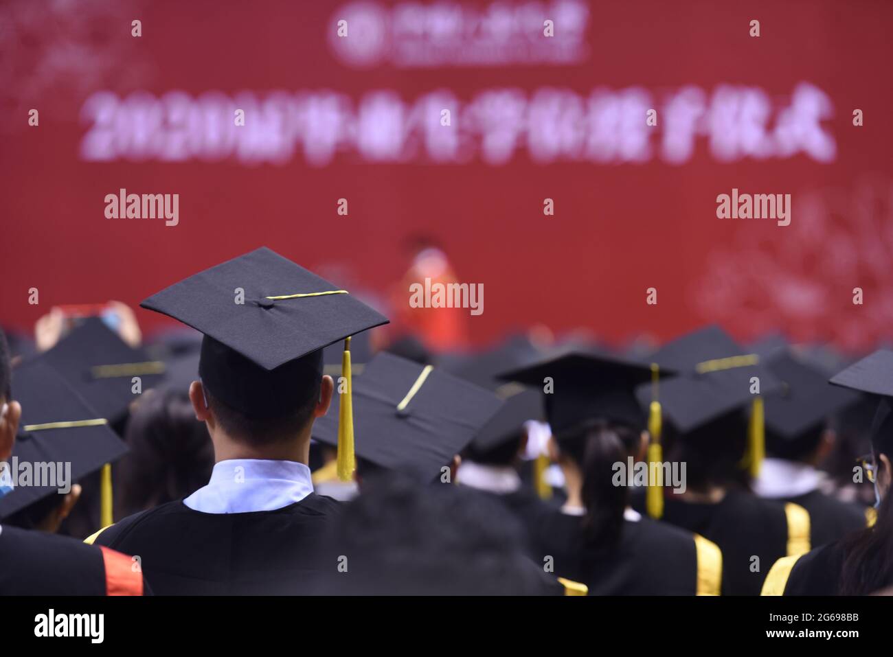 Pékin, Chine. 4 juillet 2021. Les diplômés de 2020 assistent à la cérémonie de remise des diplômes de l'Université Renmin de Chine à Beijing, capitale de la Chine, le 4 juillet 2021. L'Université de Renmin de Chine a organisé dimanche une cérémonie de remise des diplômes pour les diplômés de 2020. L'année dernière, afin de réduire le risque d'infection de COVID-19, seule une minorité de diplômés ont assisté à la cérémonie sur place, les autres participants étant présents en ligne. Credit: Hu Zhixuan/Xinhua/Alay Live News Banque D'Images