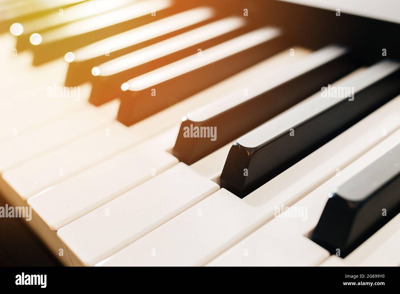 Il s'agit de touches numériques de piano à gros plan avec une lumière du soleil. Formation aux instruments de musique Banque D'Images
