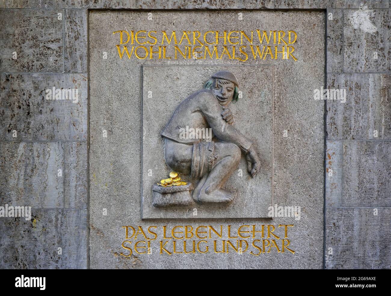 Publicité des années 1950 sur le mur d'une banque à Düsseldorf. Il dit que « ce conte de fées ne se fera jamais. La vie enseigne : soyez intelligent et économisez votre argent ». Banque D'Images