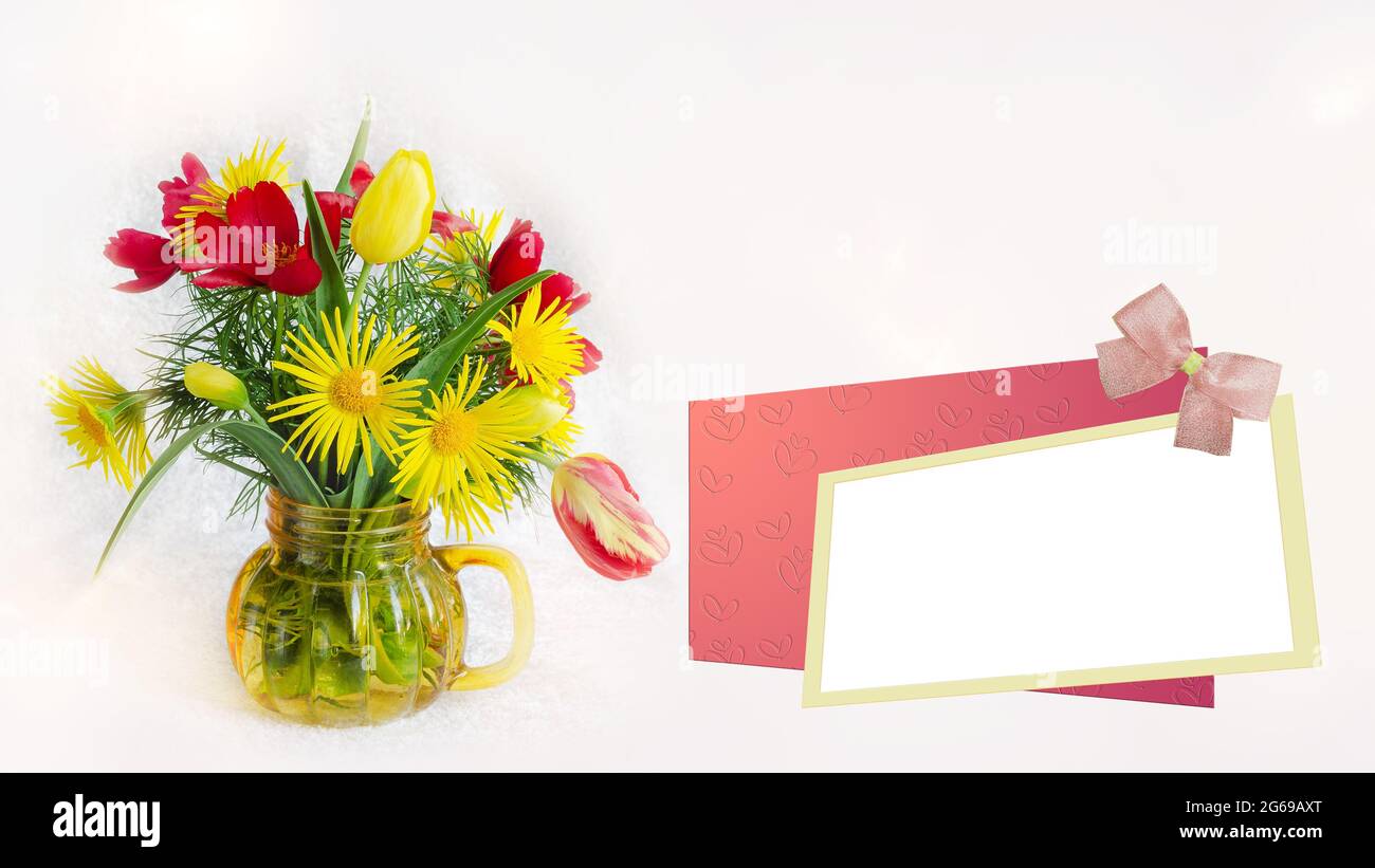 Arrière-plan clair avec un bouquet de fleurs printanières et une place dans le bloc de texte Banque D'Images
