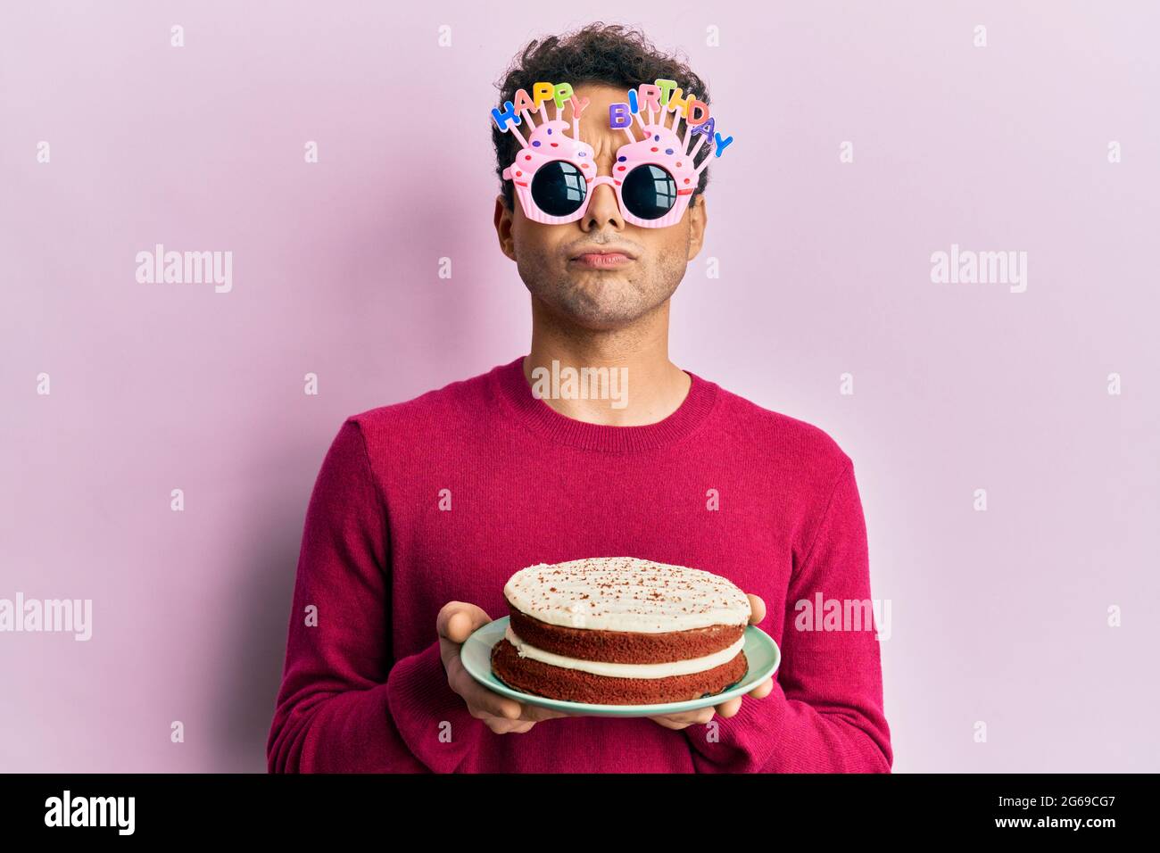 Beau Hispanique Homme Portant Droles Verres Heureux Anniversaire Tenue Gateau Sceptique Et Nerveux Frowning Bouleverse A Cause Du Probleme Personne Negative Photo Stock Alamy