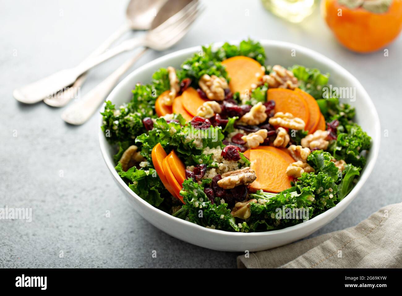 Salade d'automne avec kale, noix et persimmon Banque D'Images