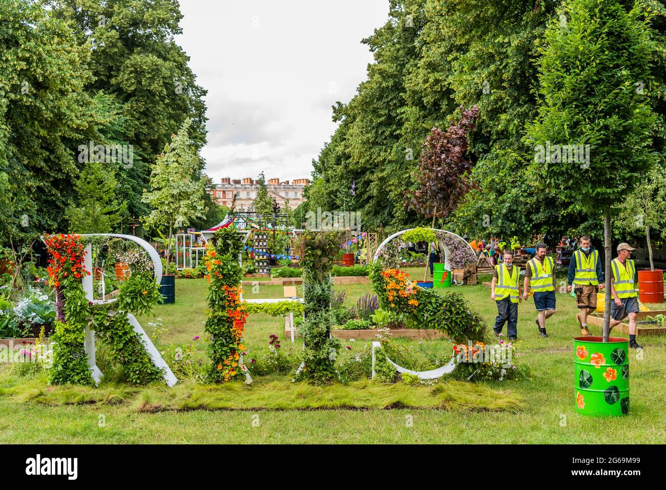 Londres, Royaume-Uni. 4 juillet 2021. Le panneau floral RHS devant la section des allotissements - préparation finale pour le spectacle de fleurs de Hampton court 2021. Le spectacle a été annulé l'année dernière en raison de l'éclusage du coronavirus. Crédit : Guy Bell/Alay Live News Banque D'Images