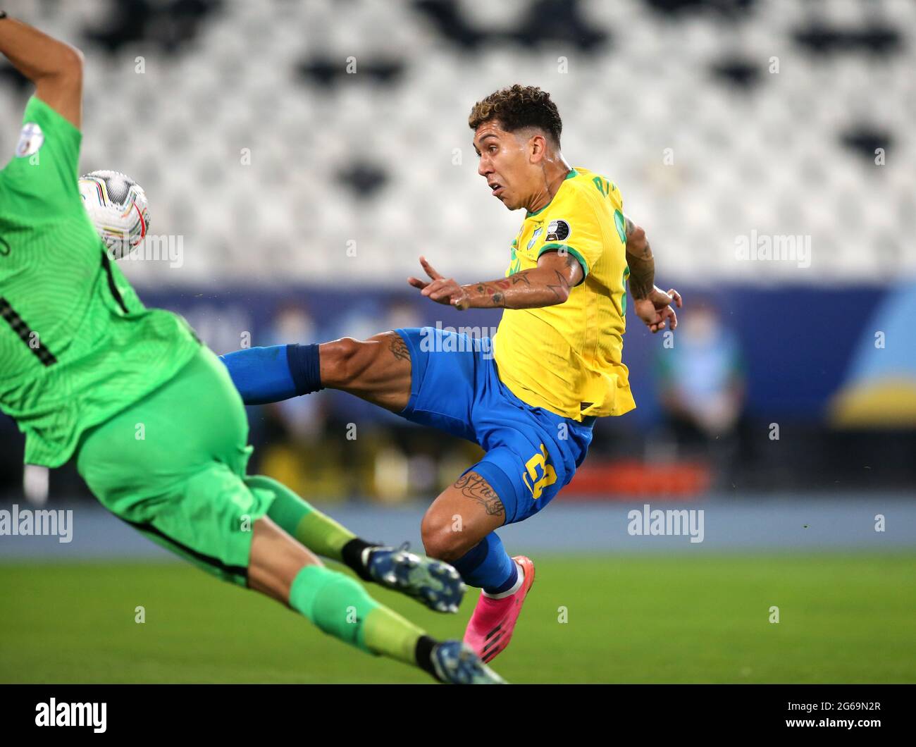 RIO DE JANEIRO, BRÉSIL - JUILLET 02: Roberto Firmino du Brésil concurrence pour le bal avec Claudio Bravo du Chili, pendant le quart de finale match entre le Brésil et le Chili dans le cadre de Conmebol Copa America Brésil 2021 à Estadio Olímpico Nilton Santos le 2 juillet 2021 à Rio de Janeiro, Brésil. (Support MB) Banque D'Images