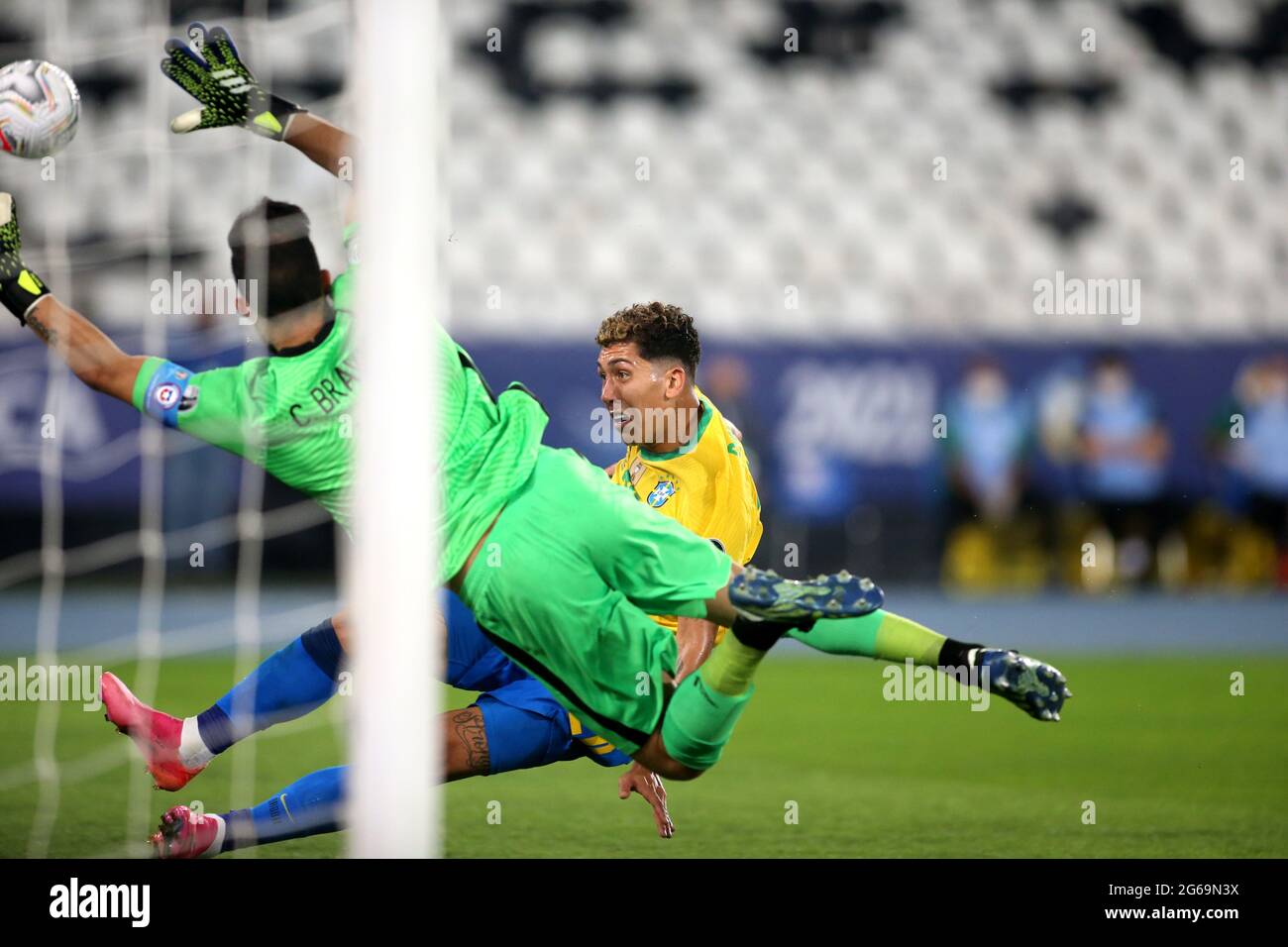 RIO DE JANEIRO, BRÉSIL - JUILLET 02: Roberto Firmino du Brésil concurrence pour le bal avec Claudio Bravo du Chili, pendant le quart de finale match entre le Brésil et le Chili dans le cadre de Conmebol Copa America Brésil 2021 à Estadio Olímpico Nilton Santos le 2 juillet 2021 à Rio de Janeiro, Brésil. (Support MB) Banque D'Images