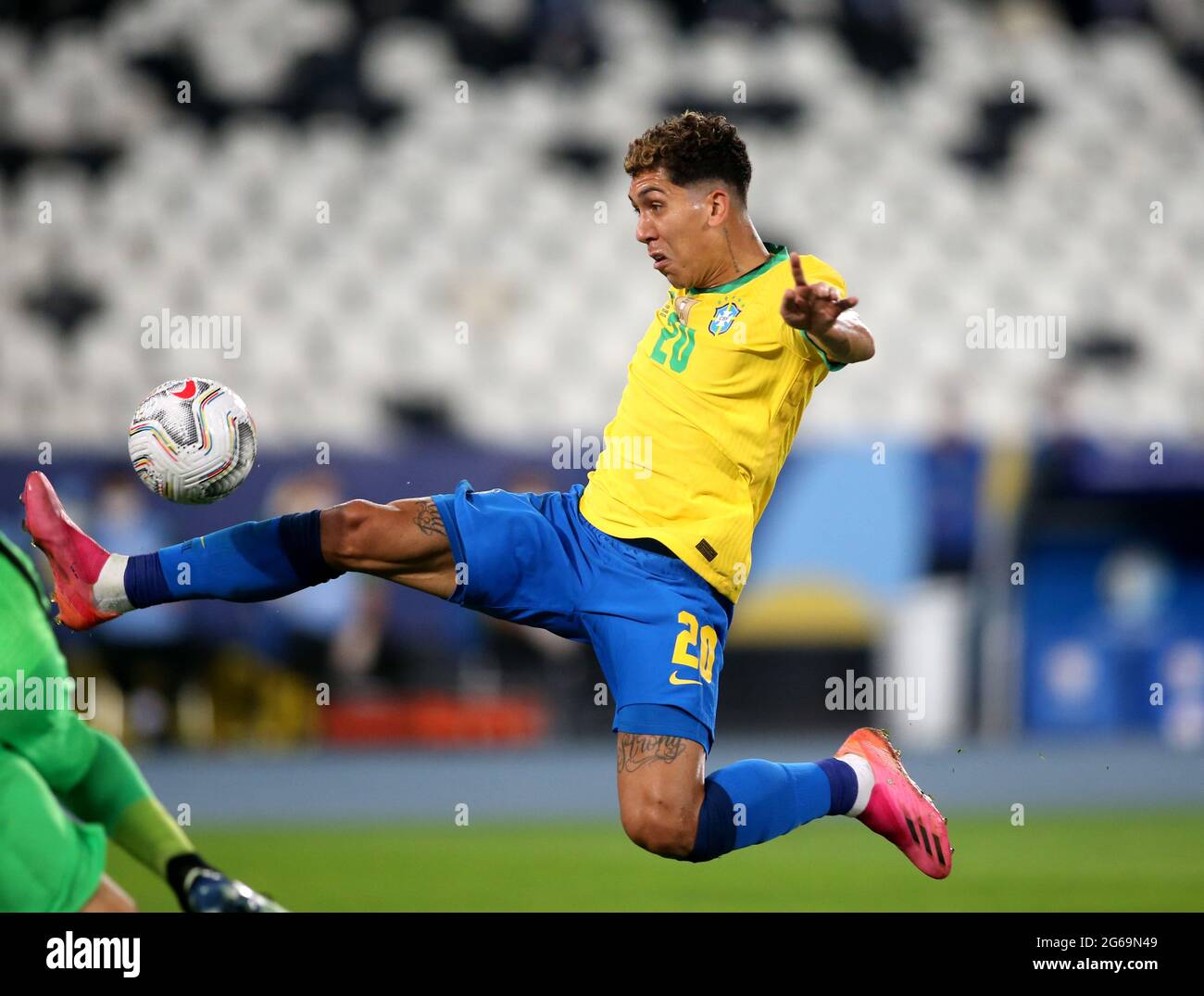 RIO DE JANEIRO, BRÉSIL - JUILLET 02: Roberto Firmino du Brésil concurrence pour le bal avec Claudio Bravo du Chili, pendant le quart de finale match entre le Brésil et le Chili dans le cadre de Conmebol Copa America Brésil 2021 à Estadio Olímpico Nilton Santos le 2 juillet 2021 à Rio de Janeiro, Brésil. (Support MB) Banque D'Images