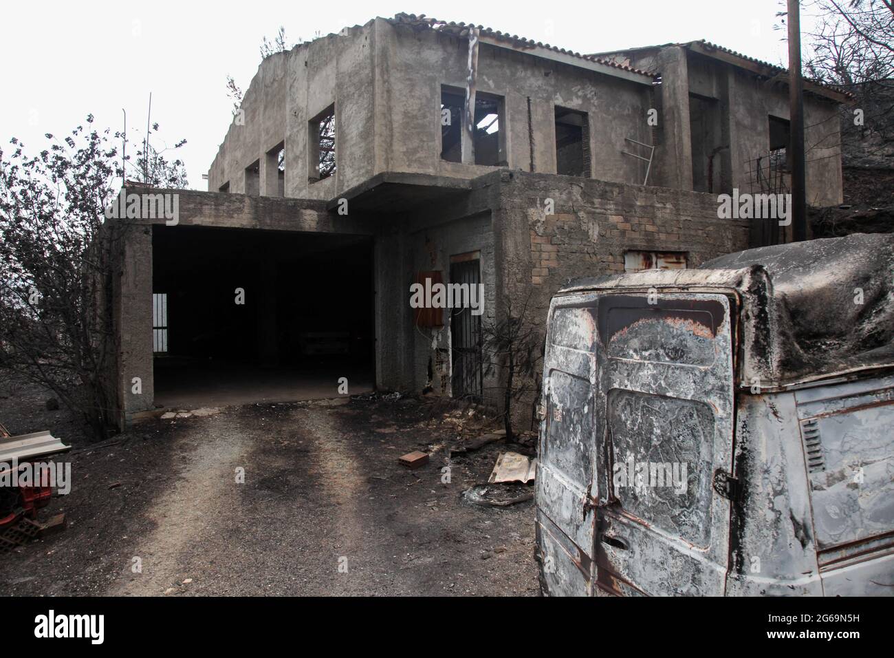 Limassol, Chypre. 4 juillet 2021. Une maison brûlée est vue au village de Melini dans le district de Limassol, Chypre, 4 juillet 2021. Quatre personnes ont été tuées dans un incendie de forêt de mammouth qui fait rage depuis près de 24 heures dans une zone montagneuse de Chypre, a déclaré la police dimanche. Credit: George Christophorou/Xinhua/Alay Live News Banque D'Images