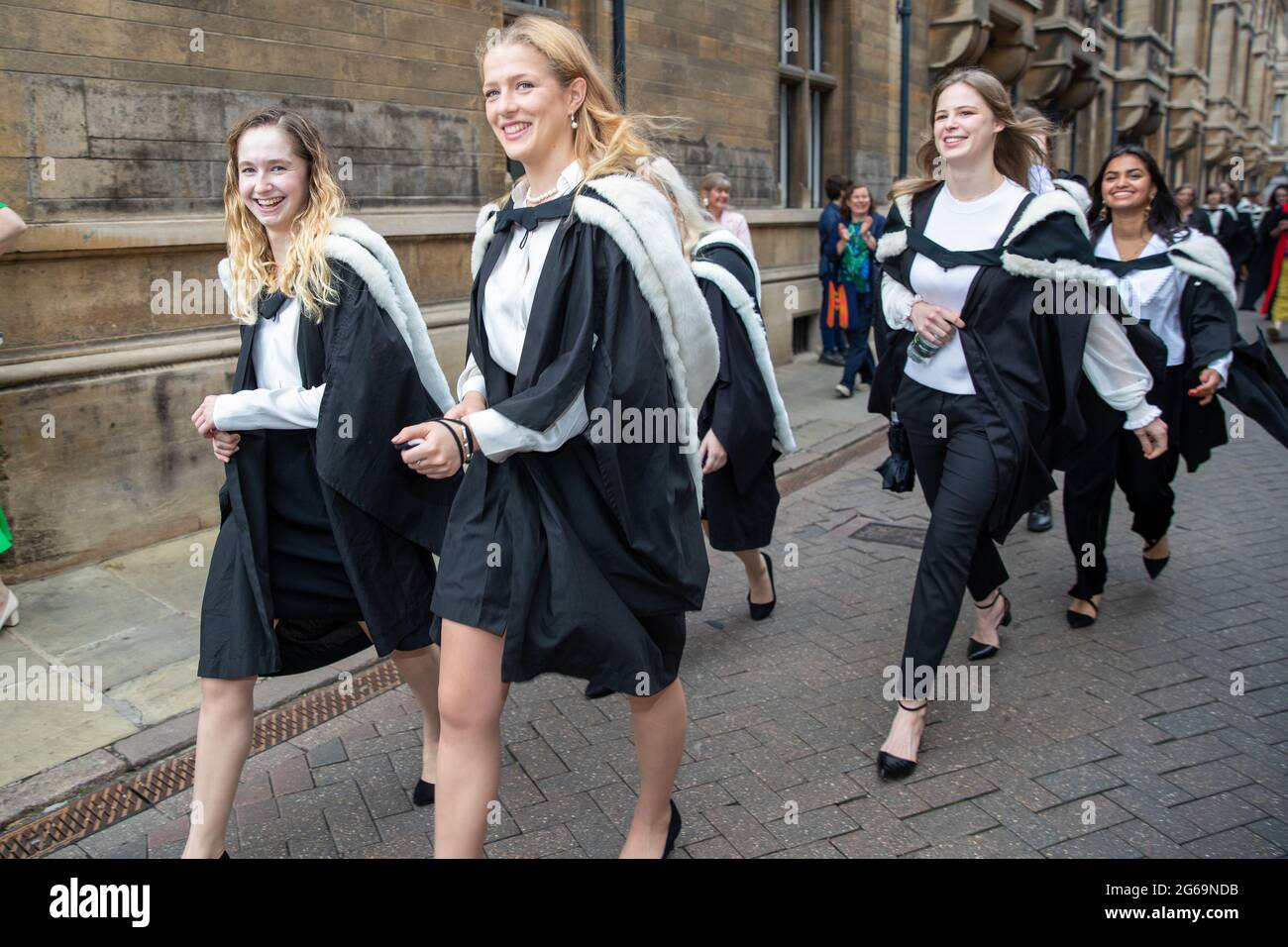 La photo datée du 3 juillet 2021 montre les étudiants du Murray Edwards College Cambridge le samedi matin, le jour de leur remise des diplômes, qui est revenu cette semaine après l'annulation de la cérémonie l'an dernier en raison de la pandémie du coronavirus. Des étudiants vêtus de robes noires lors des cérémonies traditionnelles de remise des diplômes de l'Université de Cambridge ont eu lieu, après avoir été annulés l'année dernière en raison de la pandémie du coronavirus. Les étudiants ont défilé dans la Chambre du Sénat historique pour recueillir leurs diplômes de la prestigieuse université. La famille et les amis regarendraient normalement la cérémonie à l'intérieur de la Chambre du Sénat, mais cela Banque D'Images