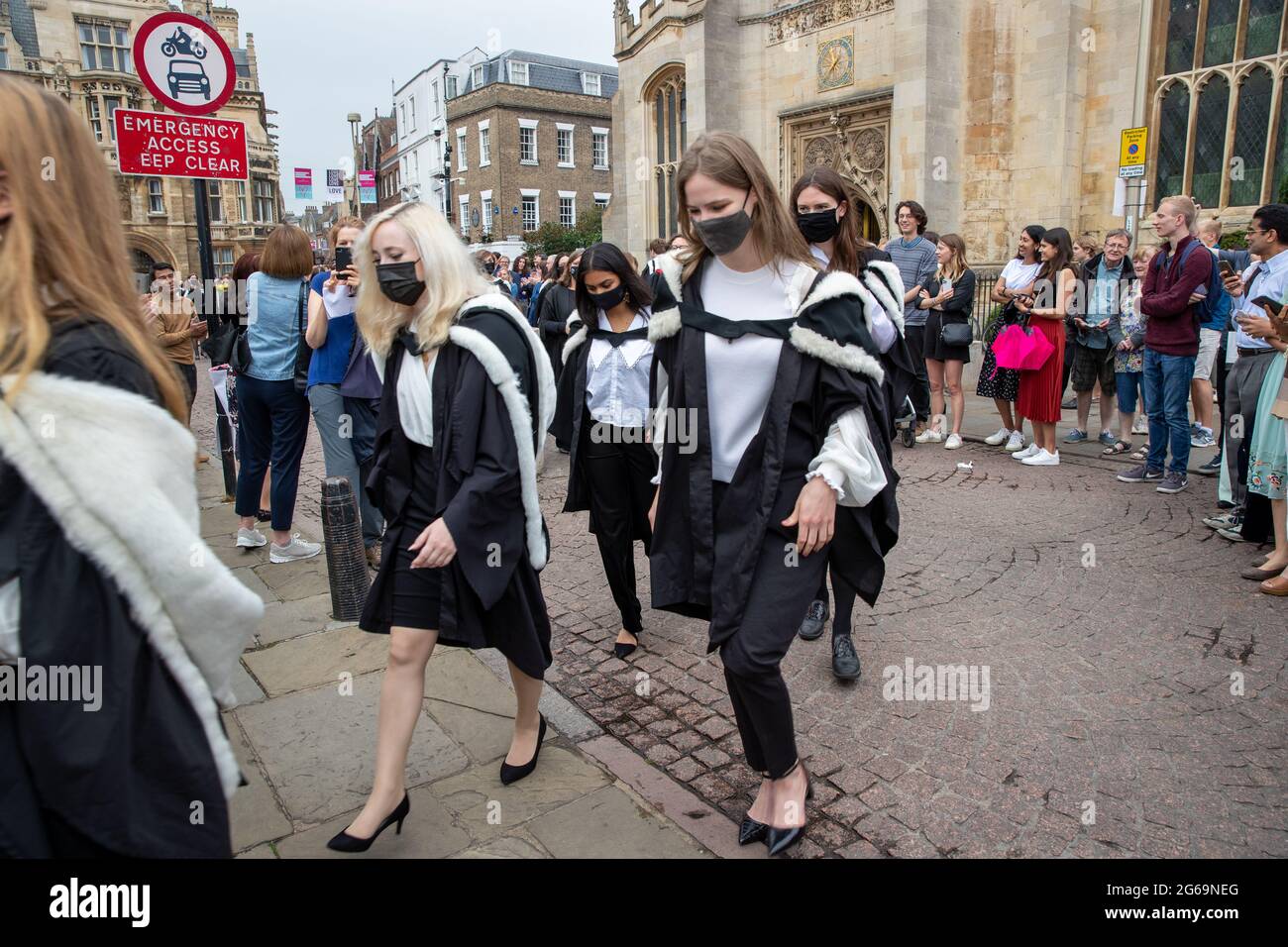 La photo datée du 3 juillet 2021 montre les étudiants du Murray Edwards College Cambridge le samedi matin, le jour de leur remise des diplômes, qui est revenu cette semaine après l'annulation de la cérémonie l'an dernier en raison de la pandémie du coronavirus. Des étudiants vêtus de robes noires lors des cérémonies traditionnelles de remise des diplômes de l'Université de Cambridge ont eu lieu, après avoir été annulés l'année dernière en raison de la pandémie du coronavirus. Les étudiants ont défilé dans la Chambre du Sénat historique pour recueillir leurs diplômes de la prestigieuse université. La famille et les amis regarendraient normalement la cérémonie à l'intérieur de la Chambre du Sénat, mais cela Banque D'Images