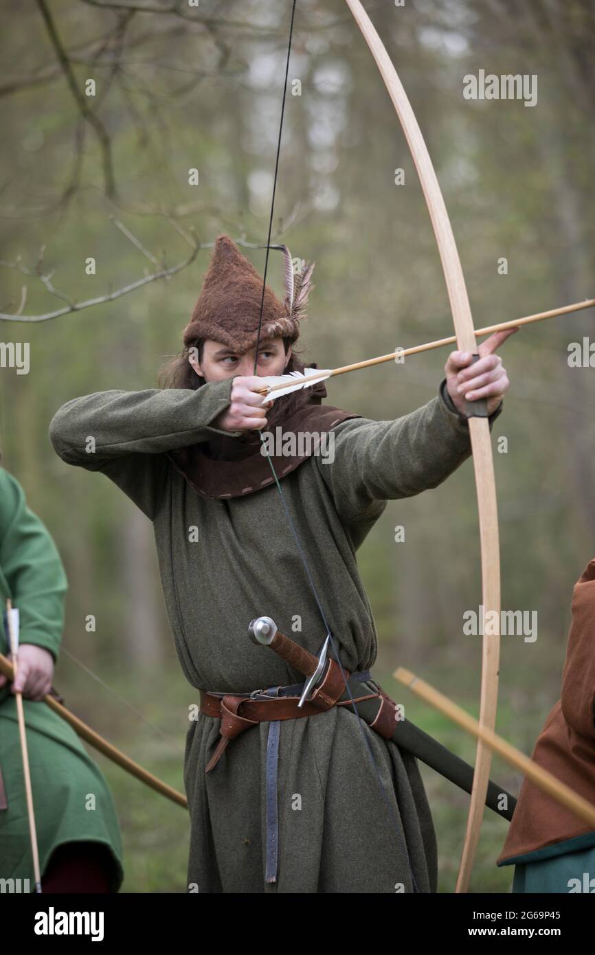 Interprétation de la légendaire hors-la-loi anglaise Robin des Bois dans la forêt de Sherwood avec son arc de longueur Banque D'Images