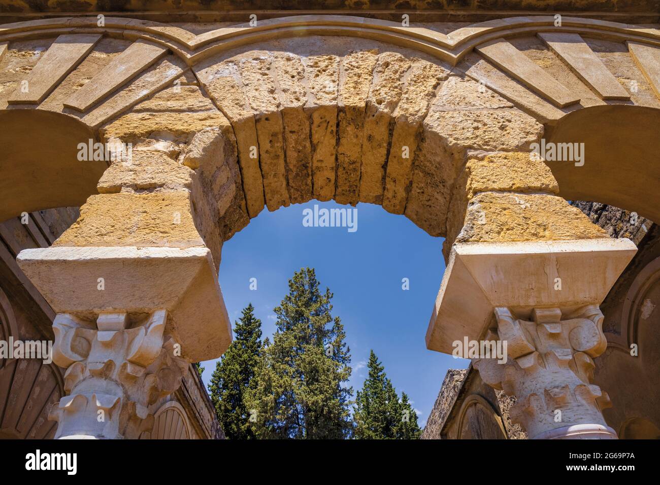 Détail d'une arche de la salle basilique supérieure dans la zone administrative du palais fortifié du Xe siècle et de la ville de Medina Azahara, également connu un Banque D'Images