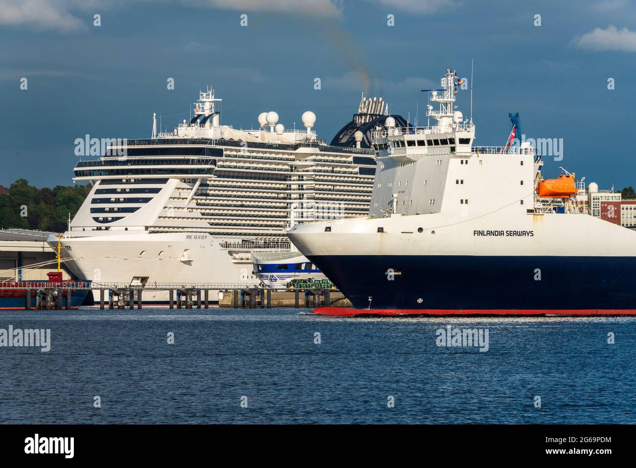 Im Ostuferhafen in Kiel auf Liegeplatz 1 das Kreuzfahrtschiff MSC Seaview und die Ostseefähre Finlandia Seaways nach Tallin Banque D'Images