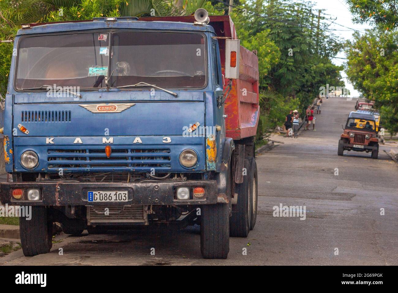 Un vieux camion russe Kamaz dans une rue Santiago de Cuba, Cuba Banque D'Images