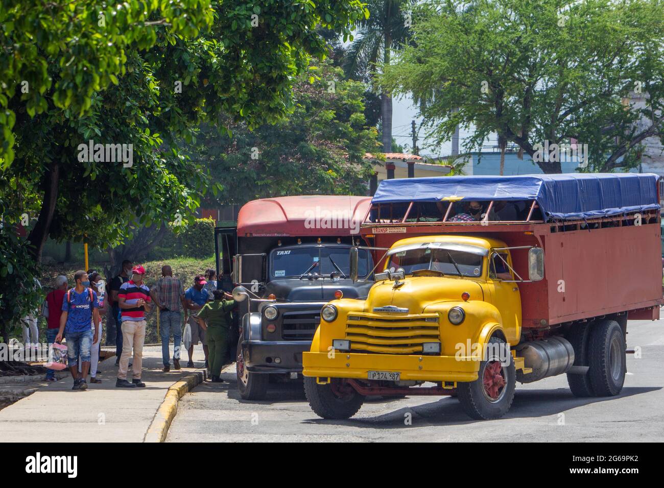 Transport urbain de passagers en camion américain vintage, Santiago de Cuba, Cuba Banque D'Images