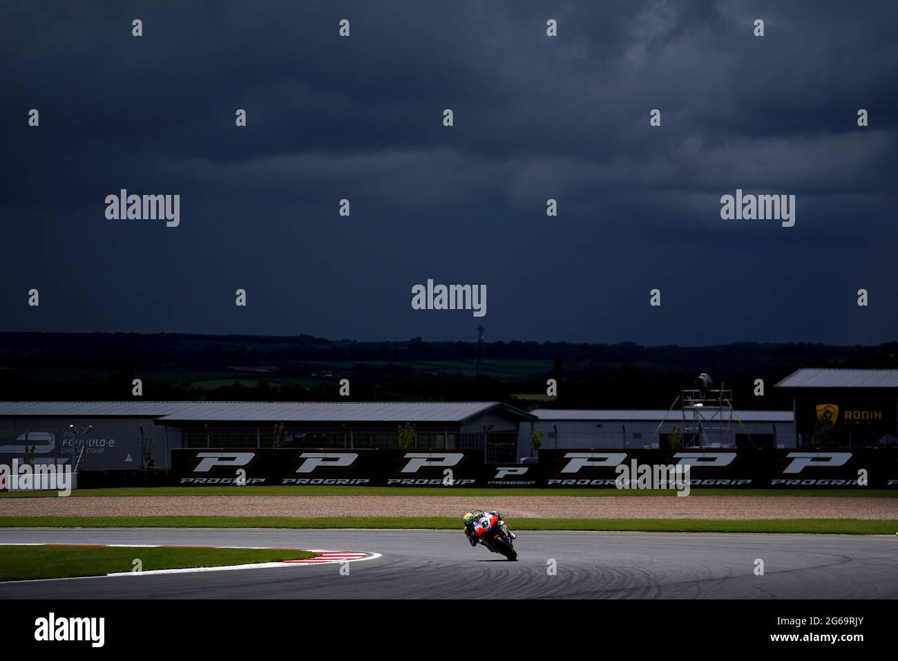 Une vue d'ensemble de l'action dans la course 2 pendant le deuxième jour du Championnat Motul FIM Superbike 2021 à Donington Park, Leicestershire. Samedi 4 juillet 2021. Banque D'Images