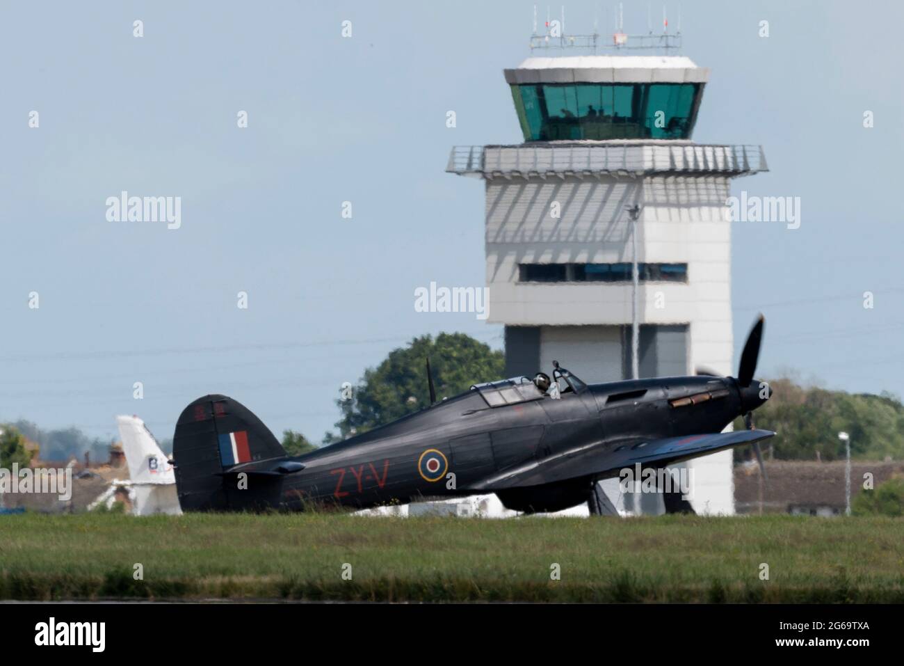 Aéroport de Londres Southend, Essex, Royaume-Uni. 4 juillet 2021. Le vol commémoratif de la bataille d'Angleterre de la Royal Air Force, Spitfire et Hurricane Fighters, ont effectué un survol du monument commémoratif de la falaise à Capel le Ferne, près de Douvres, dans le Kent. Lors de leur vol de retour vers leur base natale dans le Lincolnshire, ils se sont arrêtés à Southend pour du carburant, effectuant un « run and break » avant l'atterrissage. Pour 2021, l'ouragan a été repeint dans un jeu de chasseurs de nuit tout noir porté par 247 escadron RAF en défendant la côte sud de l'invasion des bombardiers de nuit Banque D'Images