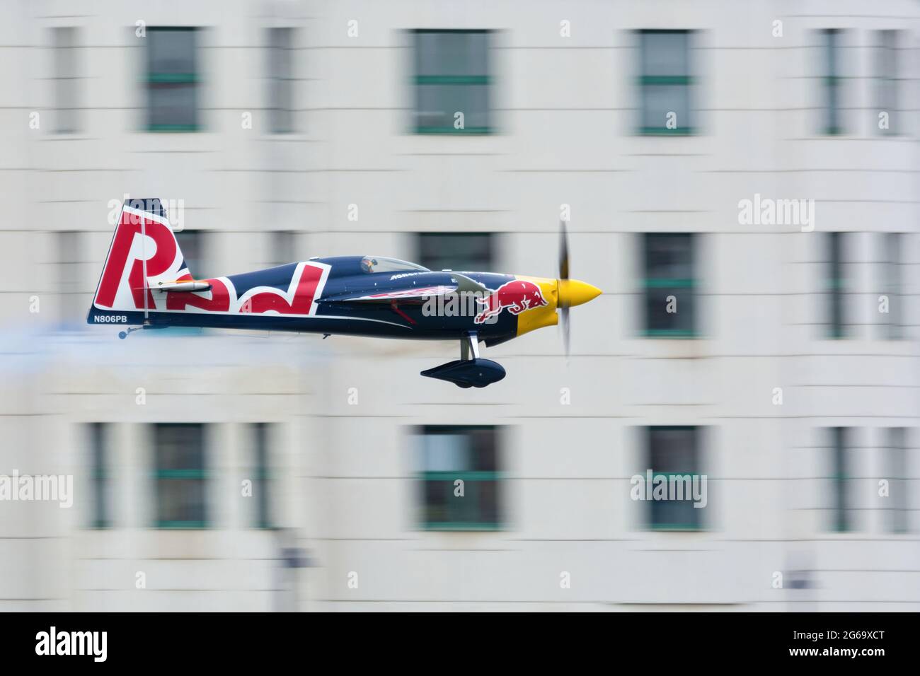 Budapest, Hongrie - 23 juin 2018 : Martin Sonka à Zivko Edge 540 à la Red Bull Air Race (événement de la Fédération mondiale des sports aériens) Banque D'Images
