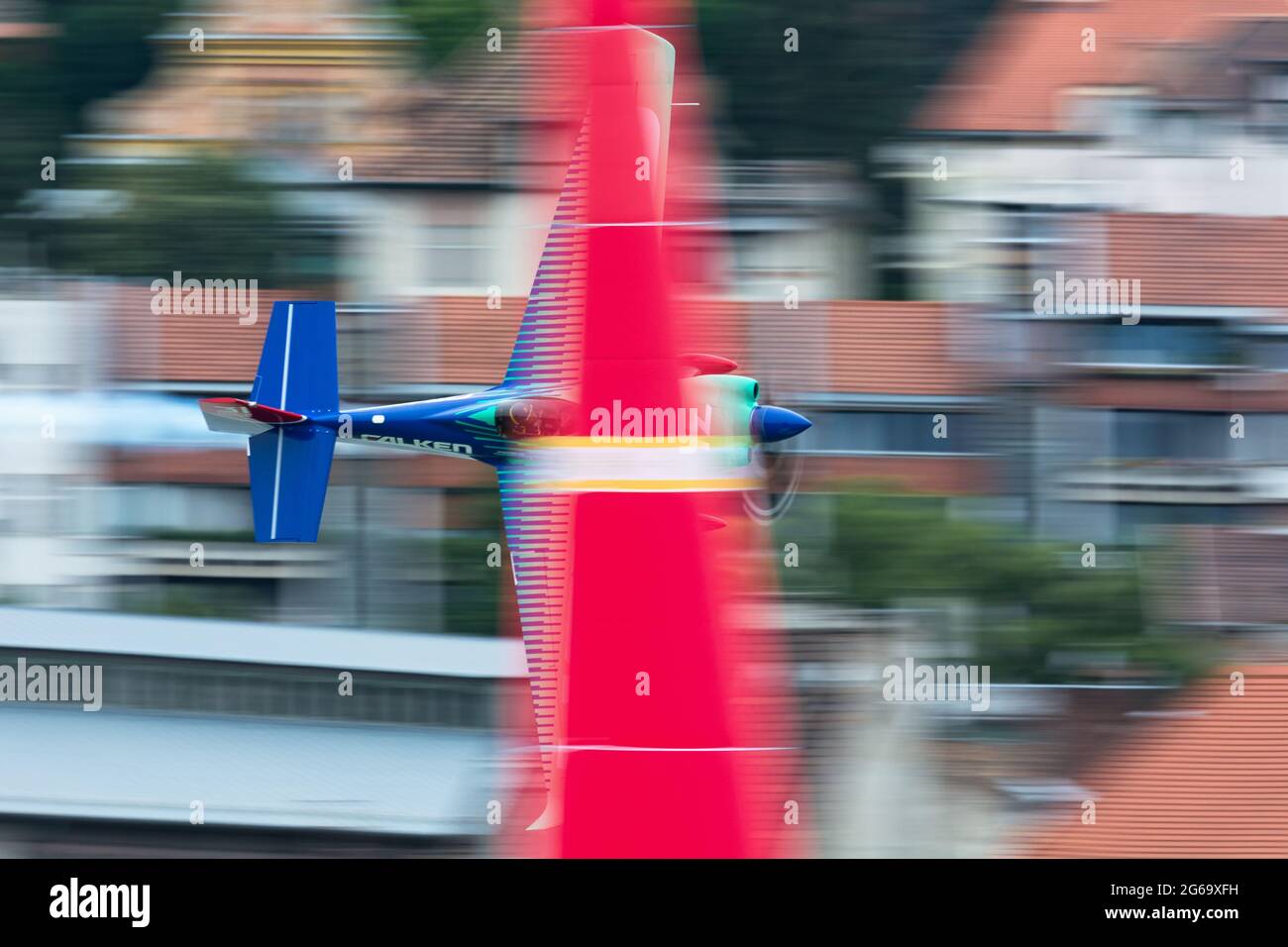 Budapest, Hongrie - 23 juin 2018 : Yoshihide Muroya (Falken) à Zivko Edge 540 en volant pylône à proximité à Red Bull Air Race Banque D'Images