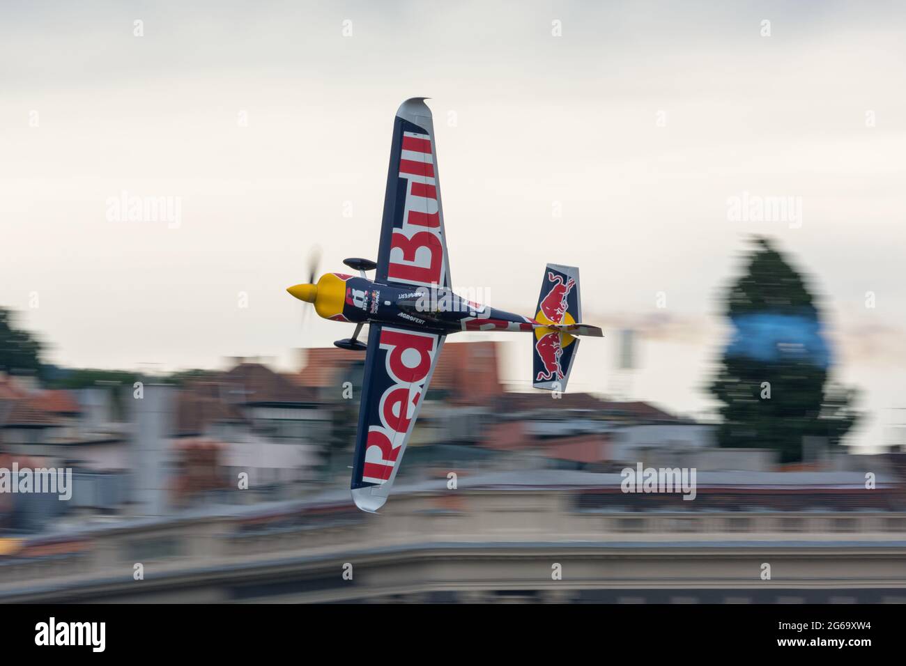 Budapest, Hongrie - 23 juin 2018 : Martin Sonka à Zivko Edge 540 à la Red Bull Air Race (événement de la Fédération mondiale des sports aériens) Banque D'Images