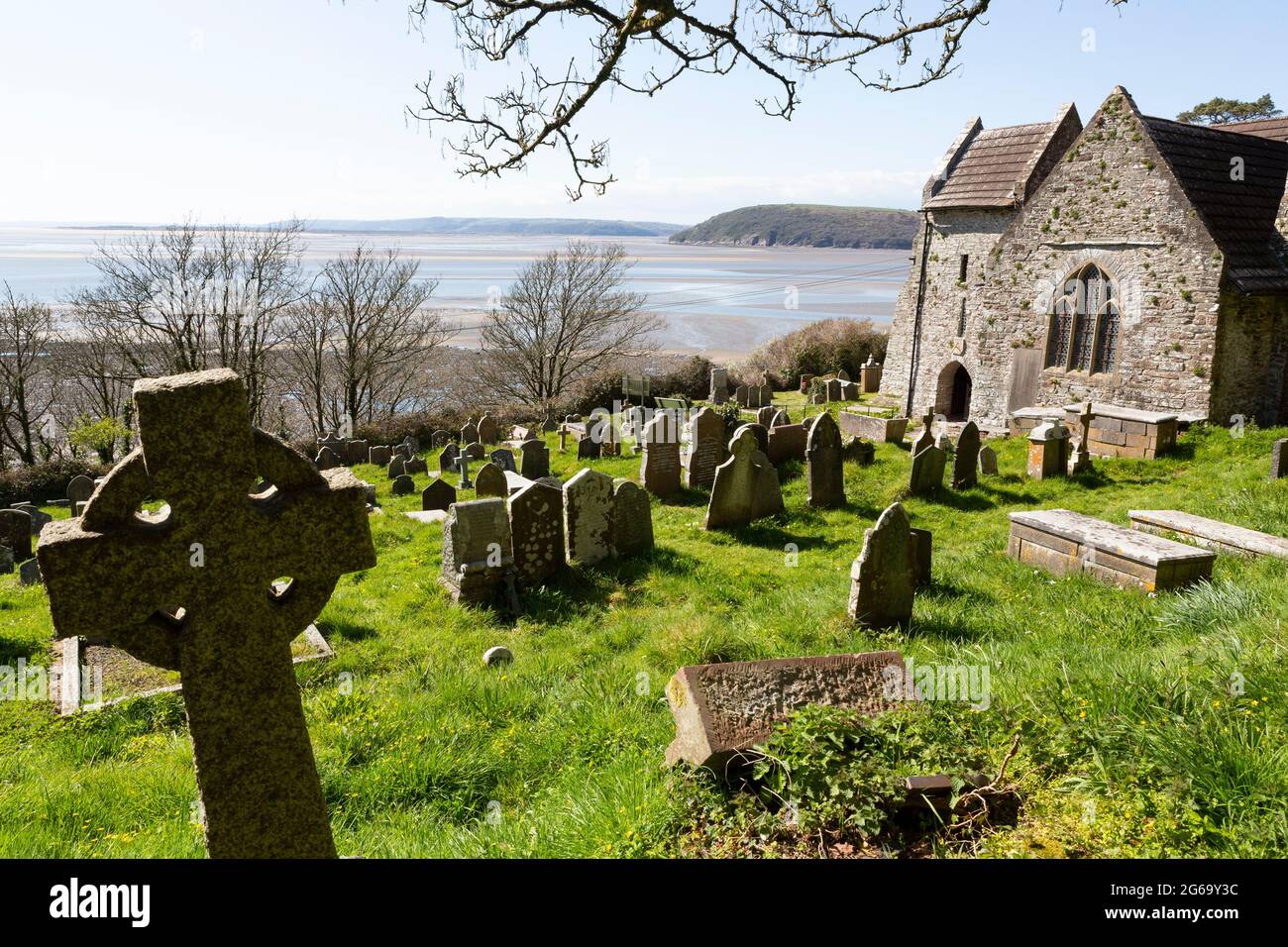 Église paroissiale de Saint Ismaël et cimetière, près de Ferryside, Carmarthenshire, pays de Galles Banque D'Images