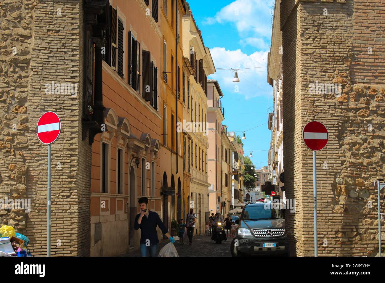 2021 JUIN : rue colorée de Rome, Italie en journée Banque D'Images