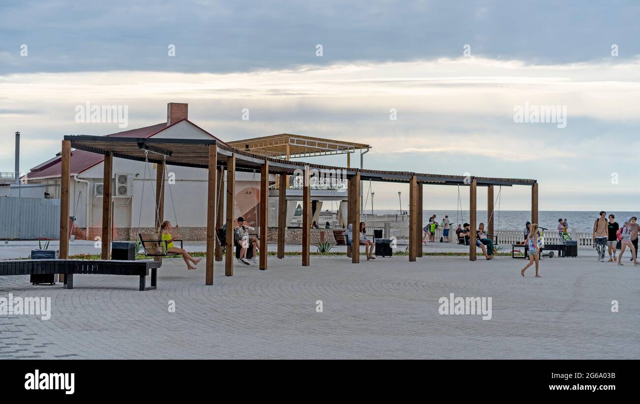 Sébastopol, Russie-juin 17, 2021: Paysage avec vue sur la zone de loisirs et les gens en vacances sur le remblai de la ville Banque D'Images