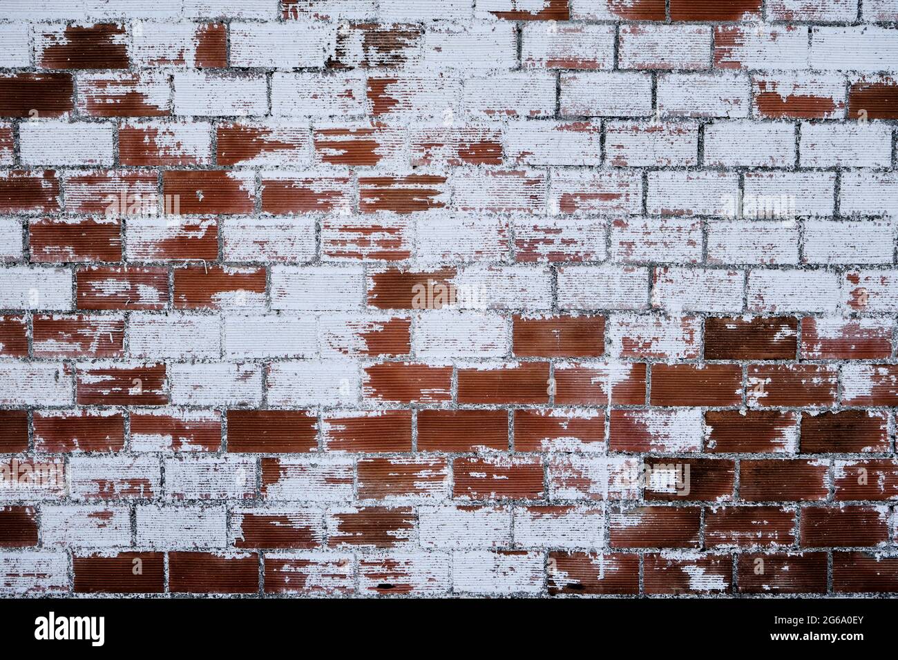 Vieux mur de briques vieilli avec plâtre blanc usé, grunge shabby mur fond ou texture Banque D'Images