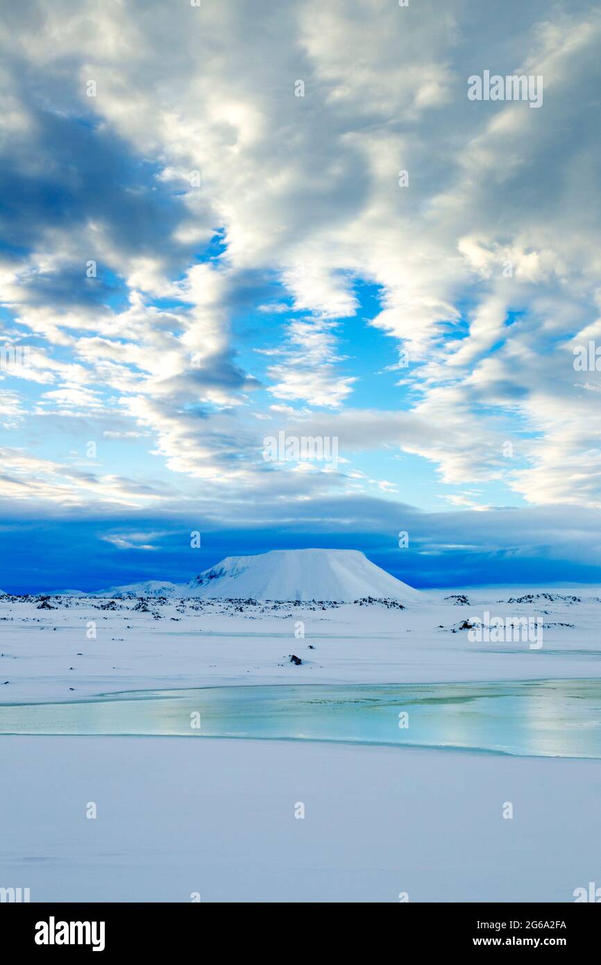 Éclairage intéressant à la journée au-dessus de la région de Námafjall près de Hverfjall dans le nord de l'Islande pendant l'hiver en regardant vers le Mont Myvatnsoraefi Banque D'Images