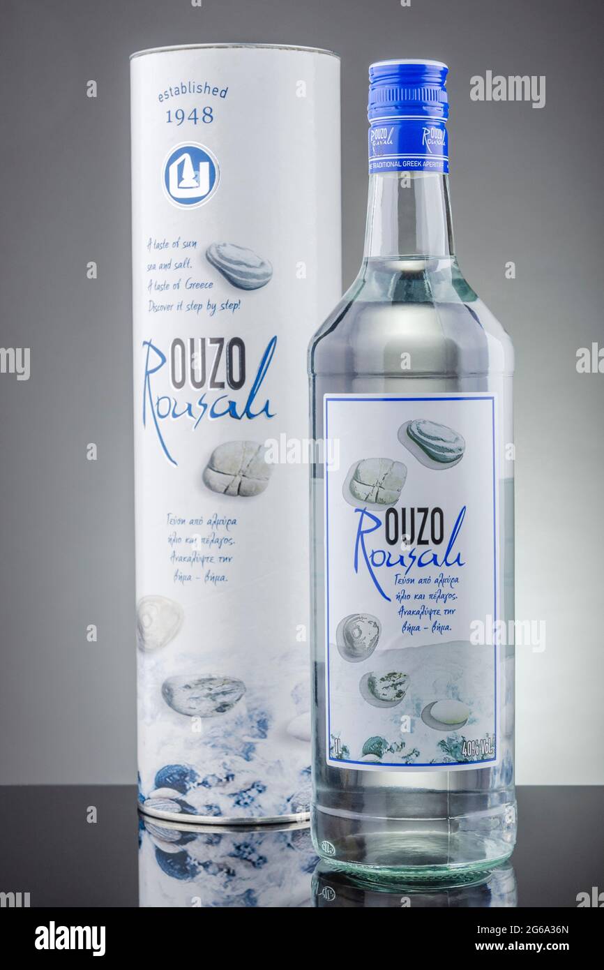 Bouteille de Roustali ouzo isolée sur fond gradient. L'ouzo est un apéritif à saveur d'anis sec. Banque D'Images