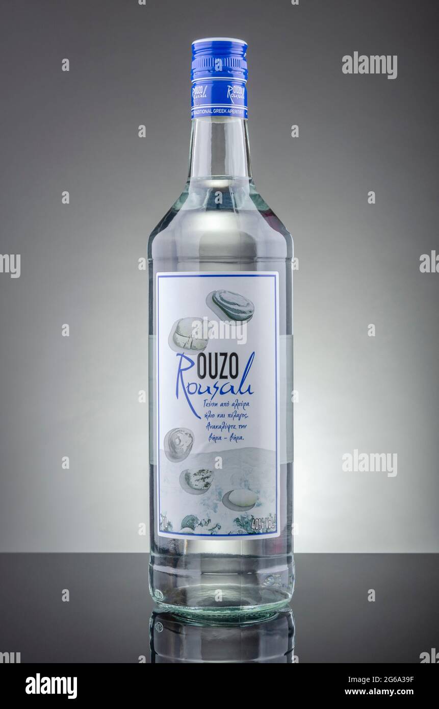 Bouteille de Roustali ouzo isolée sur fond gradient. L'ouzo est un apéritif à saveur d'anis sec. Banque D'Images