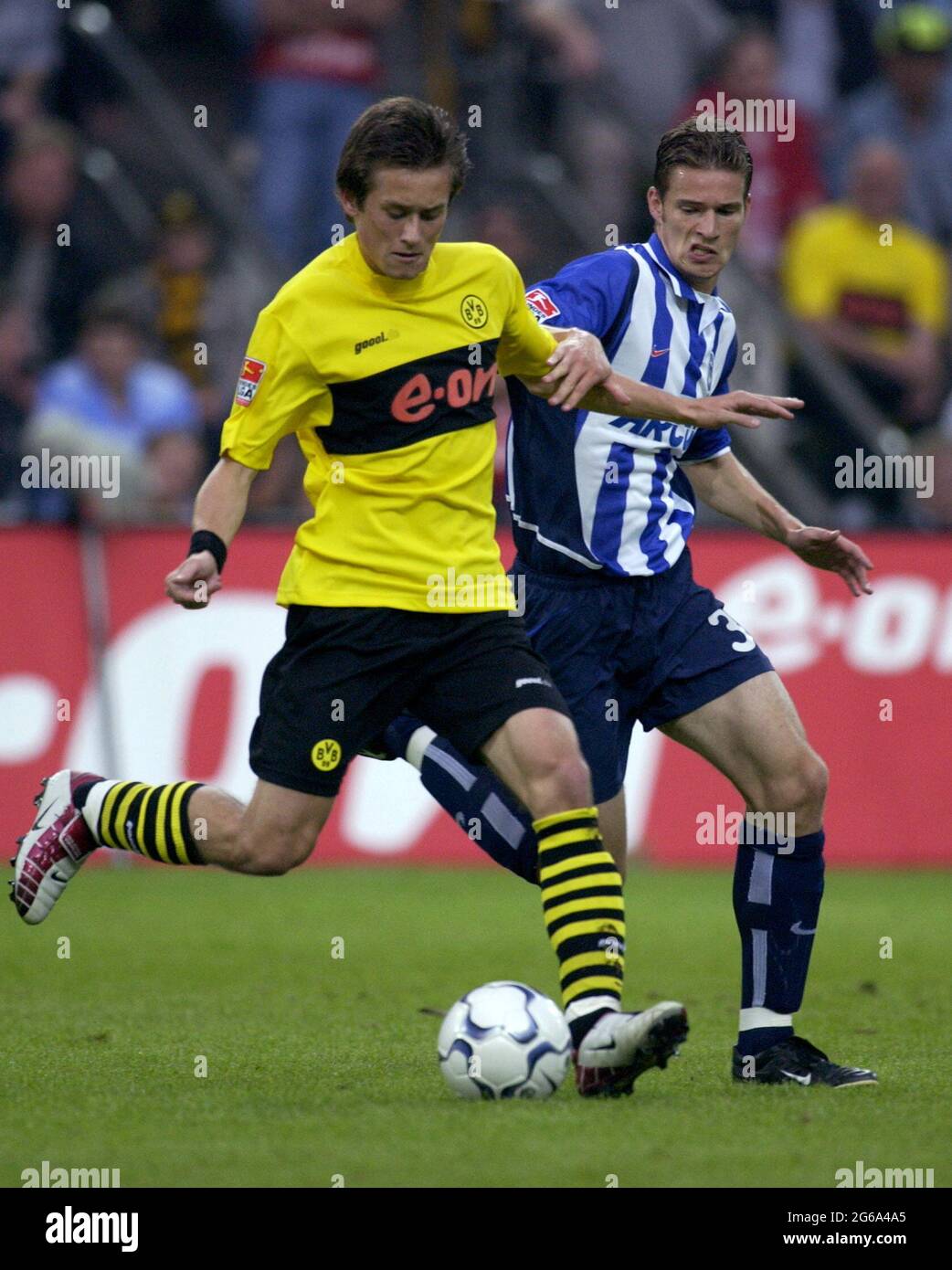 Dortmund, Allemagne,9.8.2002, football: Saison allemande de Bundesliga 2002/2003, Borussia Dortmund (BVB, jaune) vs Hertha BSC (BSC, bleu) 2:2 - THOMAS ROSICY (BVB), ARNE FRIEDRICH (BSC) Banque D'Images