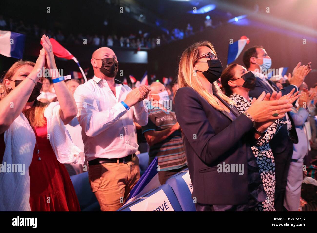 Des militants venu en grande nombre un nombre limité à 1000 personnes. Le rassemblement National a organisé son XVIIème Congrès à Perpignan (France), les 3 et 4 juillet 2021. Après les régions et les régions, et la baisse du nom de l'élus, le parti d'érection droit est conflicté à une brise interne. Les membres ont voté pour la sélection du Conseil national et du président du mouvement. - Marine le Pen pendant le discours devant les activistes est venu en grand nombre un nombre limité à 1000 personnes. Le 'rassemblement National' a organisé son XVIIème congrès à Per Banque D'Images