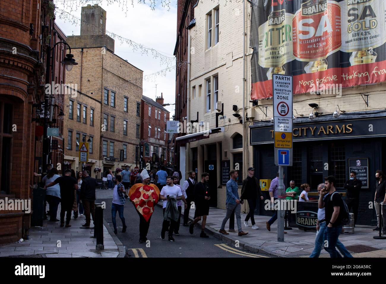 Un homme avec habillé comme une pizza dehors avec des amis sur la rue Womanby, Cardiff le 3 juillet 2021. Crédit : Lewis Mitchell Banque D'Images